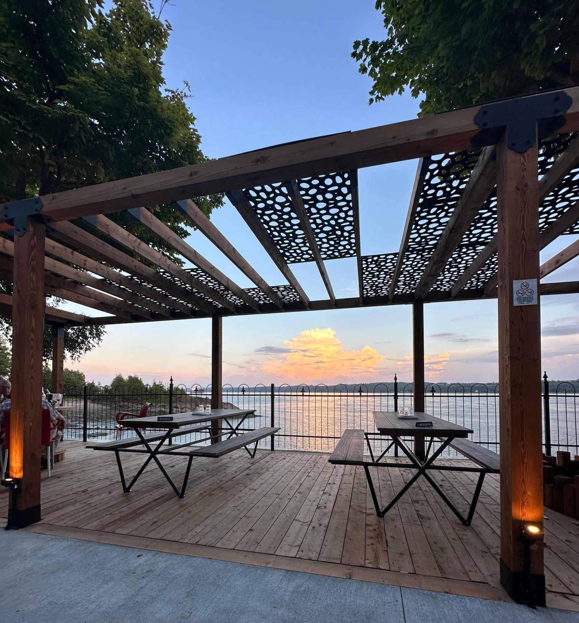 Goeliche Hotel Et Appartement Saint-Laurent-de-l'ile d'Orleans Exterior photo