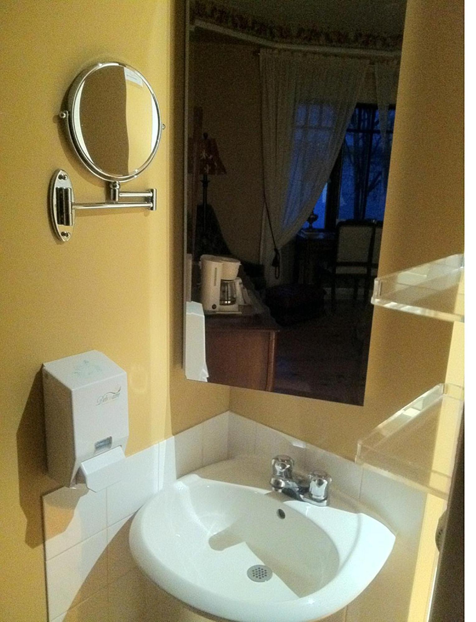 Goeliche Hotel Et Appartement Saint-Laurent-de-l'ile d'Orleans Room photo