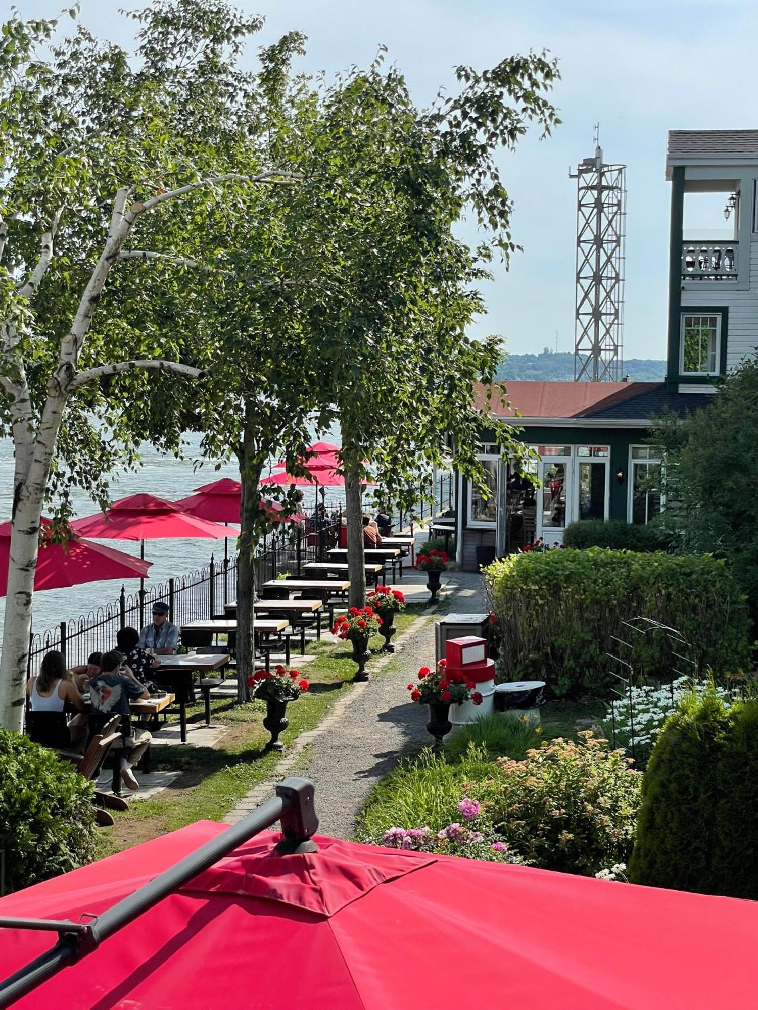 Goeliche Hotel Et Appartement Saint-Laurent-de-l'ile d'Orleans Exterior photo